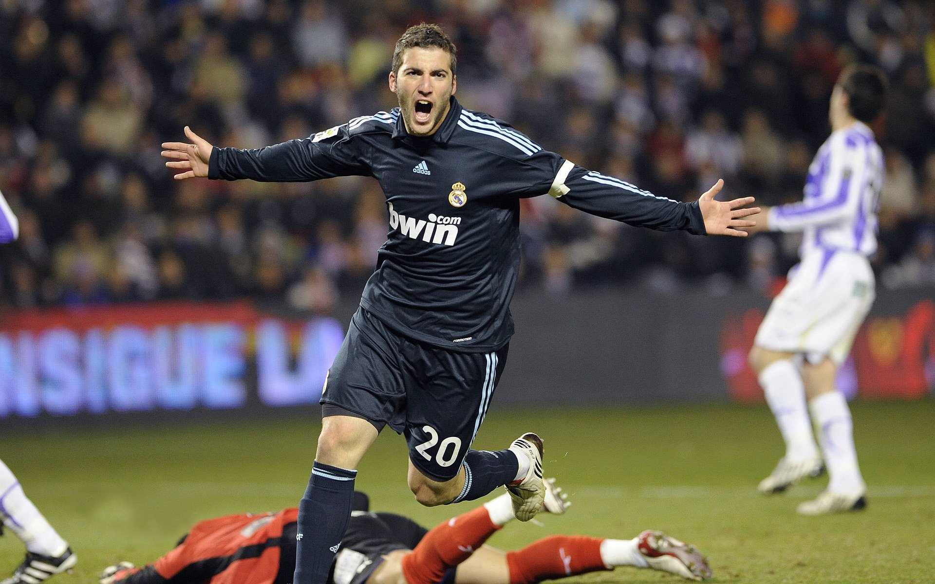 勒沃库森取得连胜，提升德甲联赛排名，德甲勒沃库森足球队