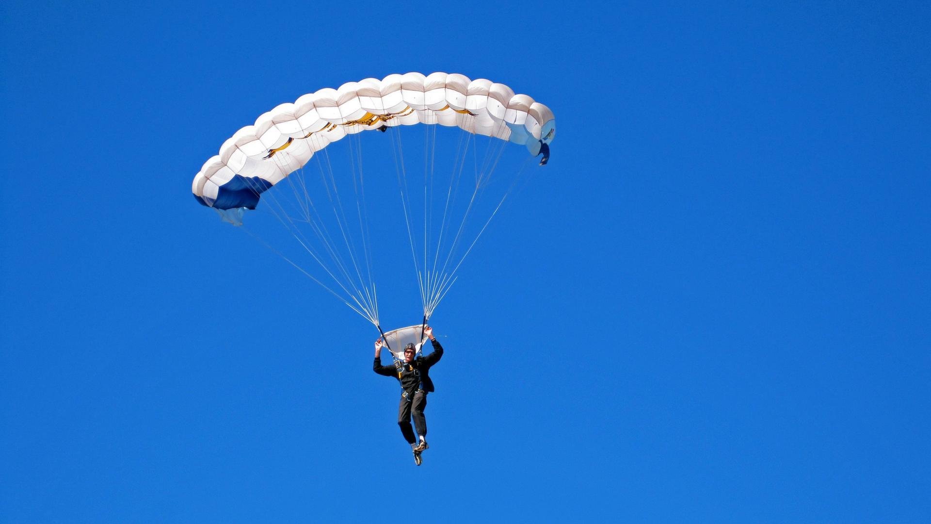 格林斯比进攻高效,鱼港军团盼稳定发挥,格林湾号船坞运输舰